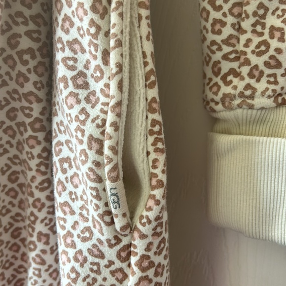 UGG Karoline leopard print robe, cream and tan with cozy Sherpa lining and tie - Picture 4 of 7